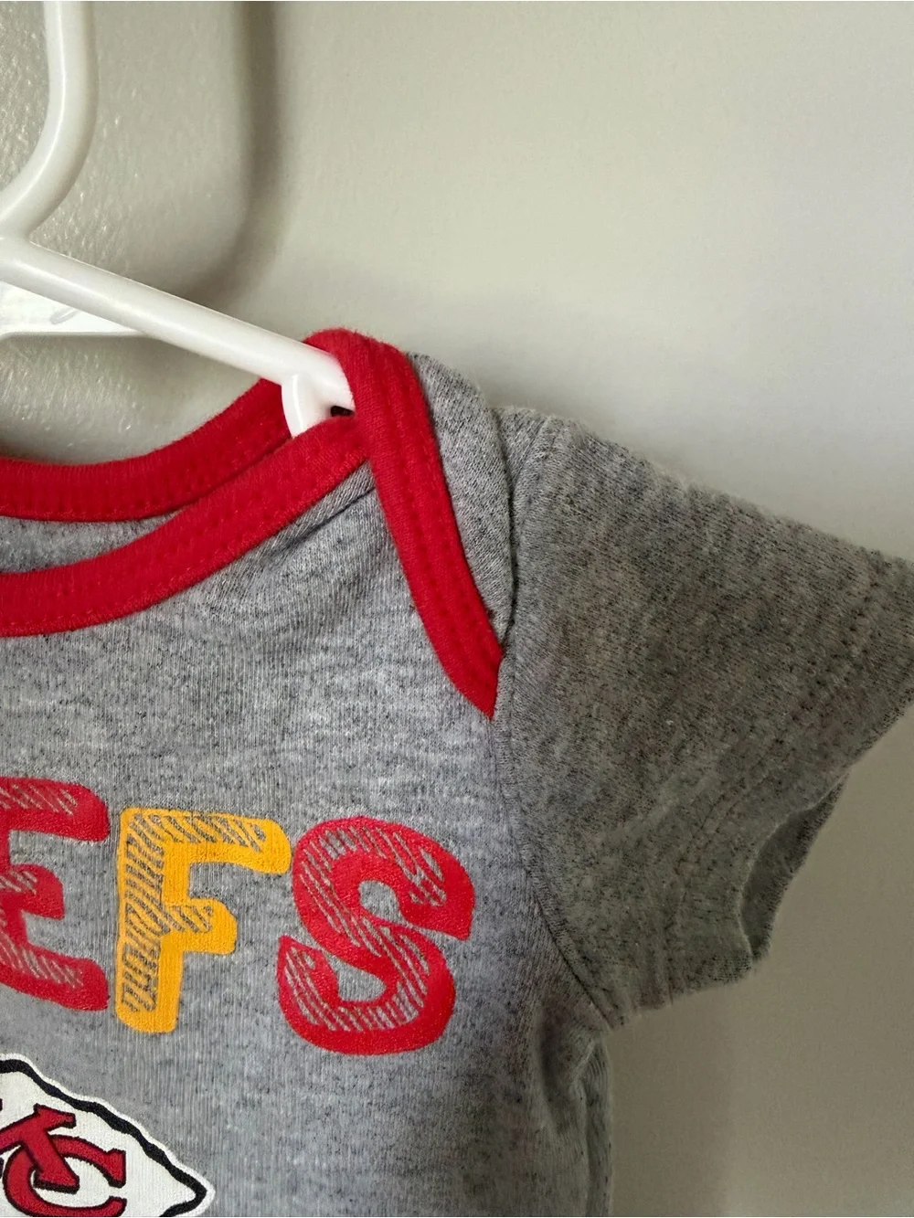 NFL Kansas City Chiefs Gray Red Trim Logo Baby Bodysuit 0-3M Short Sleeve